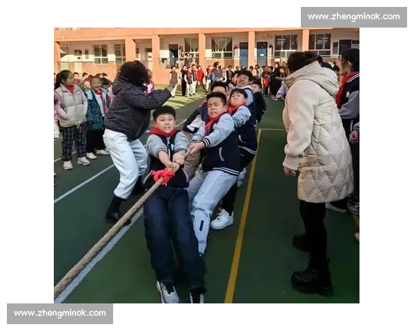 激烈的拔河比赛中我们班团结一心展现出无比强大的凝聚力与拼搏精神